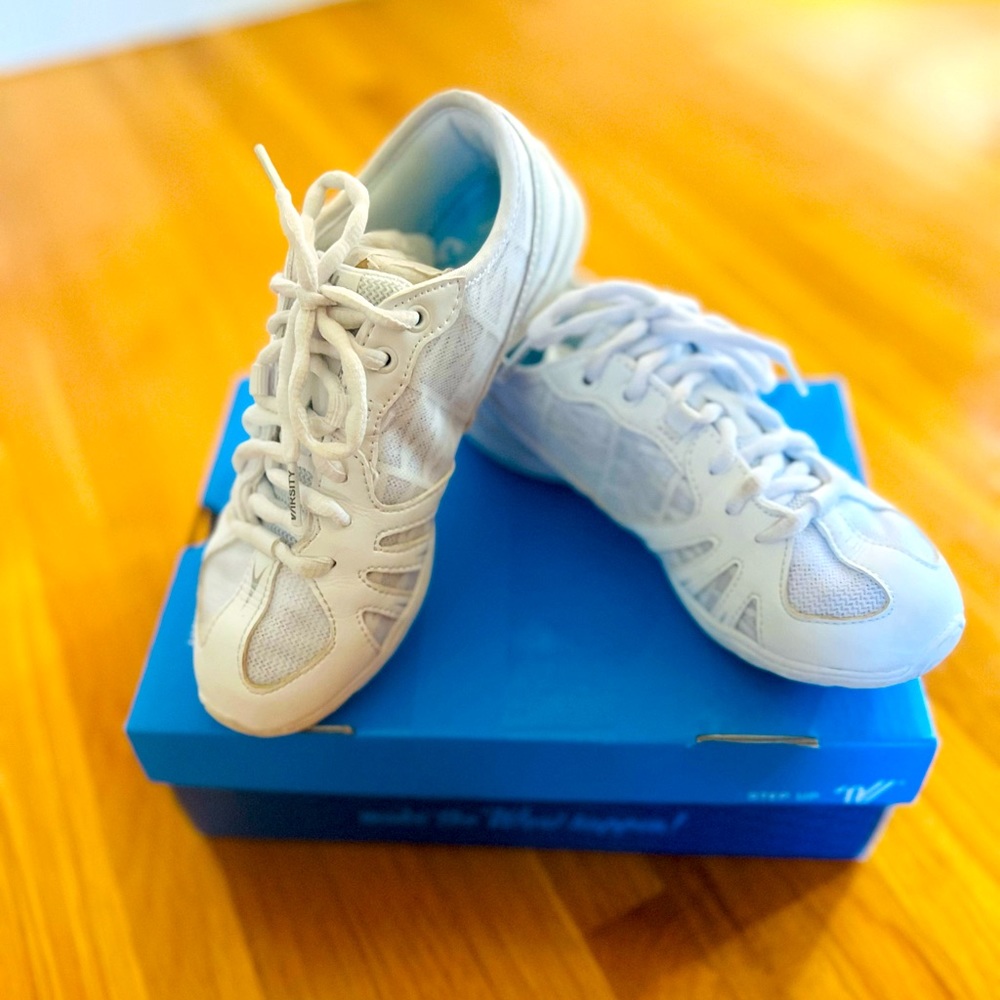Varsity Last Pass Cheer Shoes Size 4